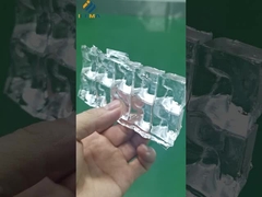 Je jette un premier coup d'œil à la machine à glace à granulés finie.