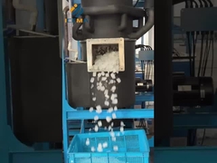 Ingénieur qui met en service une machine à glace à tubes