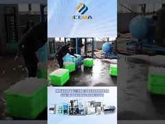 Machine à glace en tube au milieu de la distribution de glace