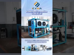 La machine à glace fait de la glace.