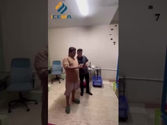 Des ingénieurs se sont rendus en Indonésie pour mettre en service la machine à glace pour le client.